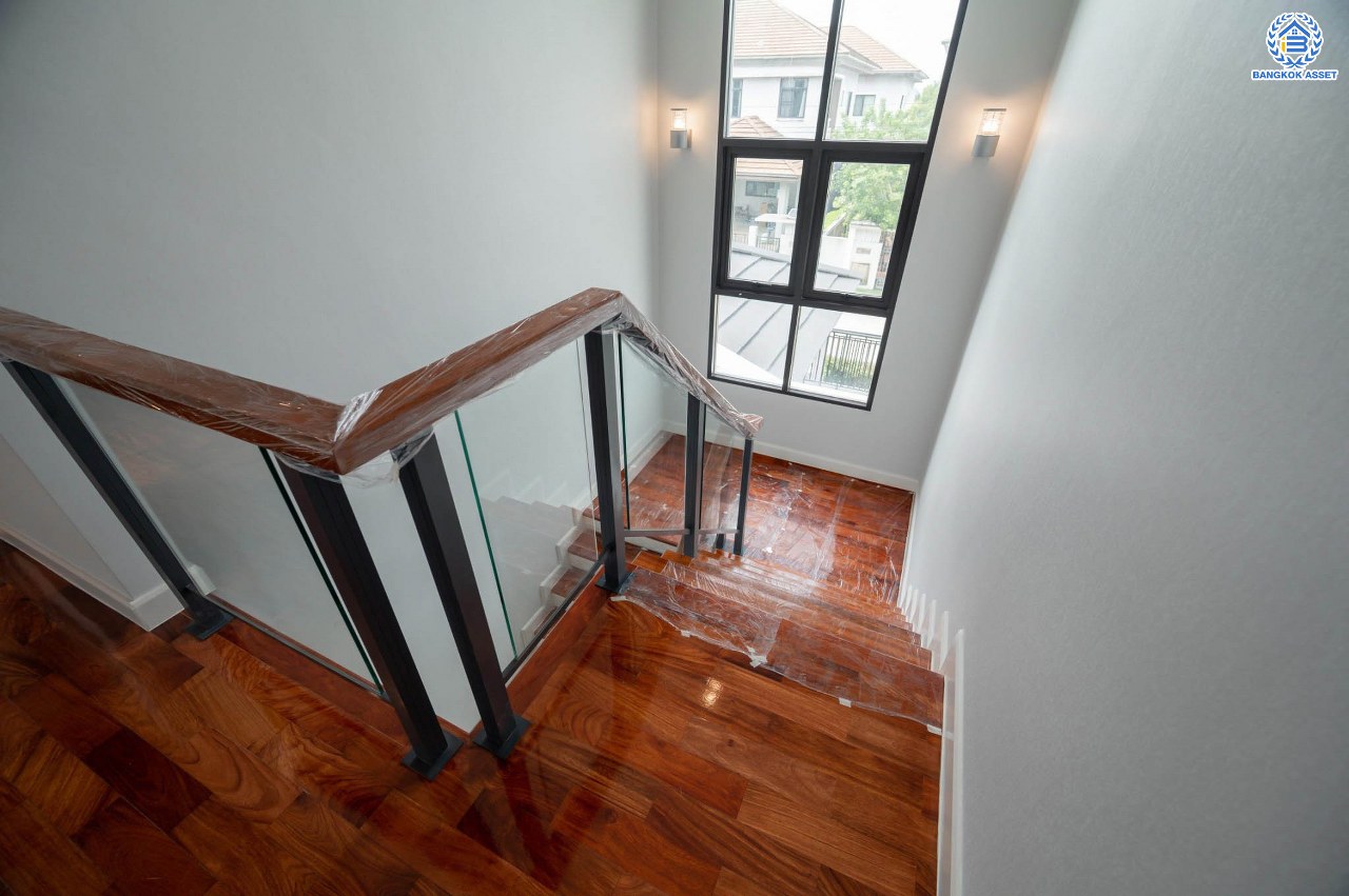 คฤหาสน์สุดหรู ดีไซน์สุด Luxury ติดถนนบรมราชชนนี โครงการ เดอะแกรนด์ ปิ่นเกล้า หลังมุม บนเนื้อที่ถึง 111.6 ตร.ว. ฟังก์ชัน 4 ห้องนอน 5 ห้องน้ำ 1 ห้องแม่บ้าน จอดรถได้ 2 คัน พร้อมบรรยากาศ Private บนทำเลเชื่อมต่อหลายเส้นทาง อาทิถนนบรมราชชนนี, ถนนพุทธมณฑลสาย3 ใกล้เซ็นทรัล ปิ่นเกล้า, ม.มหิดล และทางคู่ขนานลอยฟ้าบรมราชชนนี...